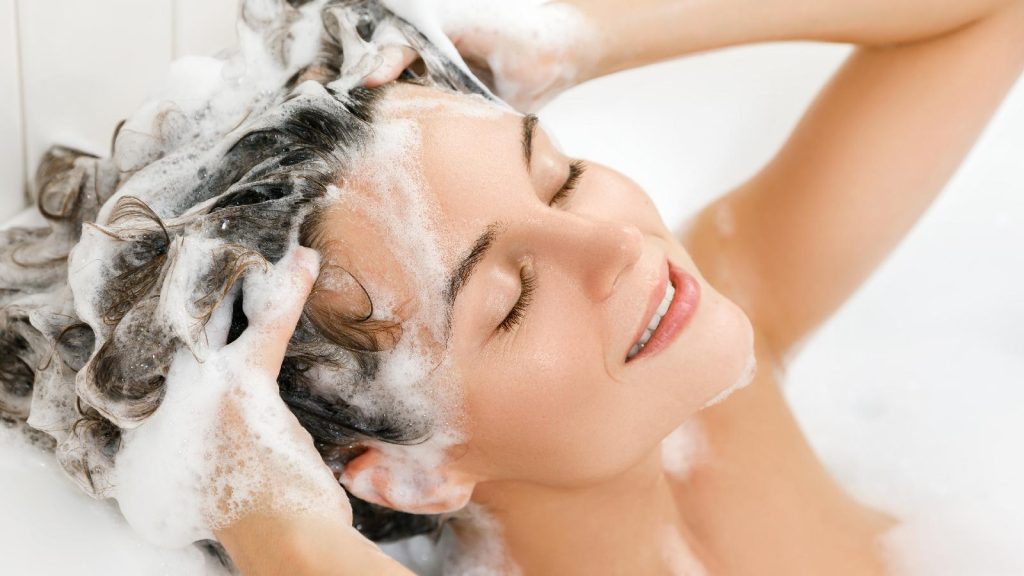 The benefits of deep moisture shampoos for winter hair care