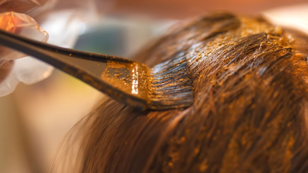 Your guide to use herbal dyes to get salon-quality hair colour at home